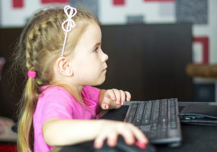 Enfants, ados et réseaux sociaux : comment aborder les dangers et risques d’Internet sans effrayer